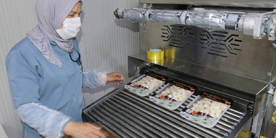 100 kadına istihdam sağladığı imalathanesinde günde 4,5 ton üretim yapılıyor: Zincir marketler kapış kapış alıyor 4